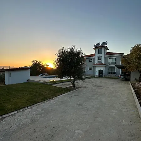 Havuz ,barbekue Ve Goel Manzarali Bir Tatil Hotel
